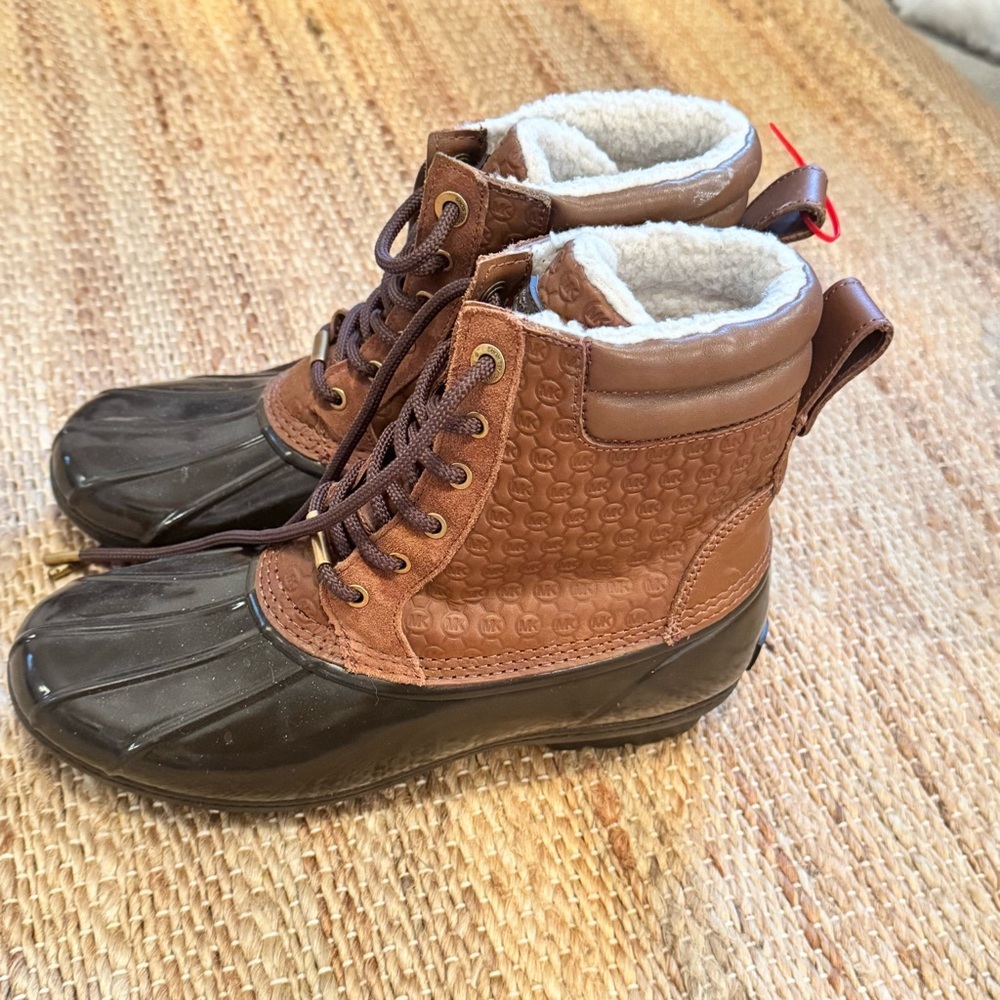 Michael Kors Women's Easton Lace-up Winter Duck Boot US 8 M Brown Sherpa Lining
